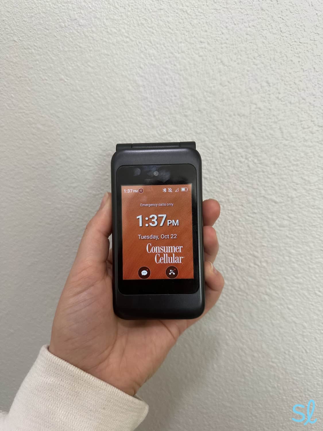 The external screen on Consumer Cellular s IRIS Easy Flip is large and easy to see. 